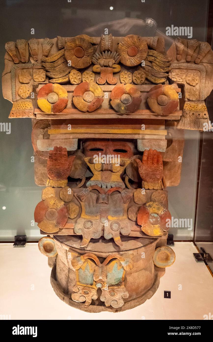 Bruciatore a incenso in stile Teotihuacan con farfalle, periodo classico, Museo del vetro precolombiano e moderno, Chiesa e Monastero di Santo Domingo, un edificio in rovina Foto Stock