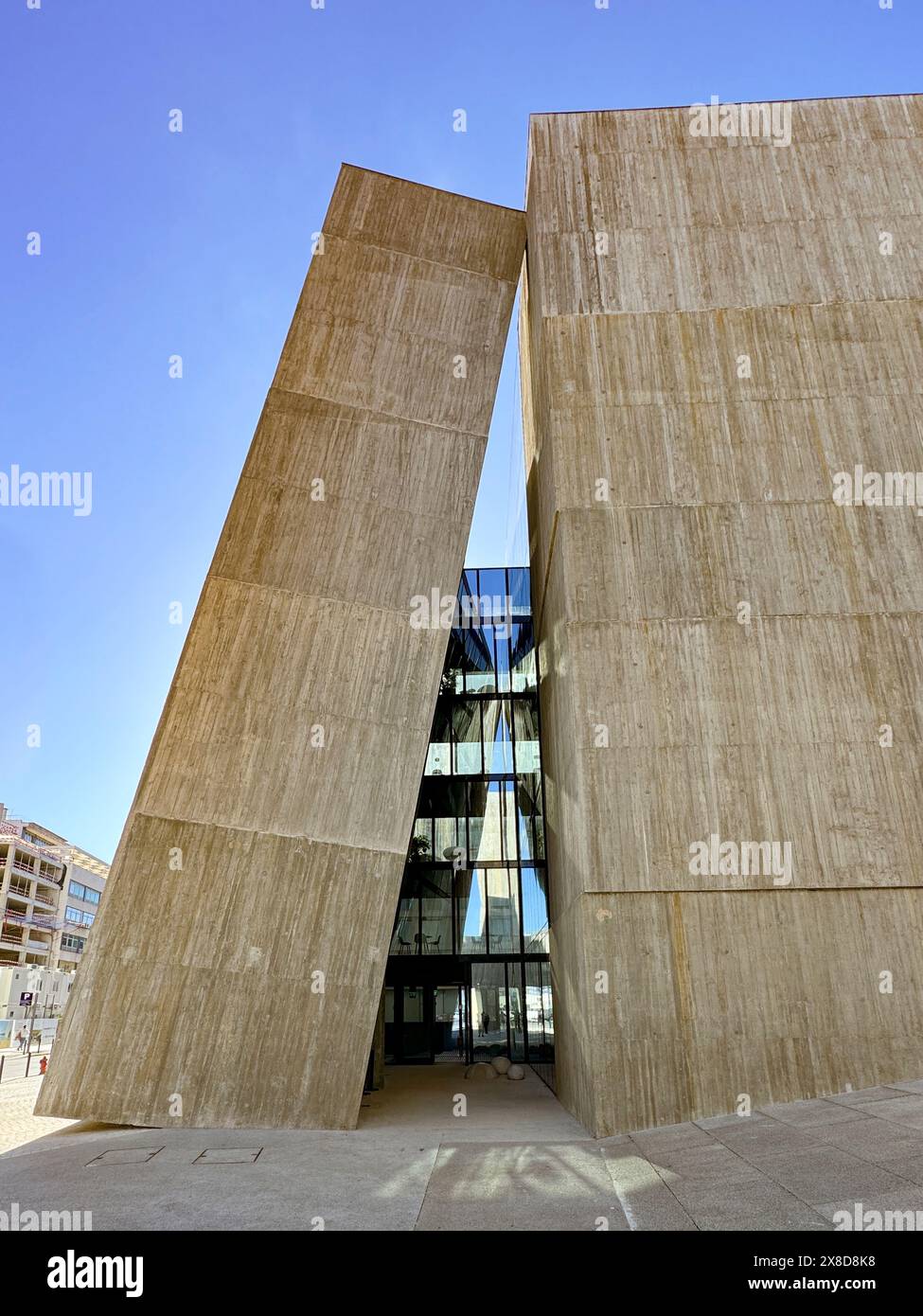 Lisbona, EDP Sede II, architettura moderna. Il nuovo edificio della società elettrica portoghese dell'architetto argentino Alejandro Aravena. Foto Stock