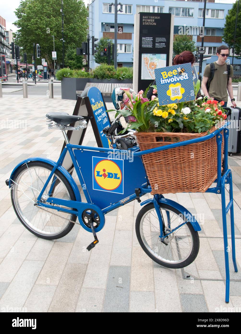 Bee involved; Battersea Power Station, Battersea, Londra, Regno Unito; campagna per proteggere le api fornendo loro acqua di zucchero quando sono stanche. Bici, f Foto Stock