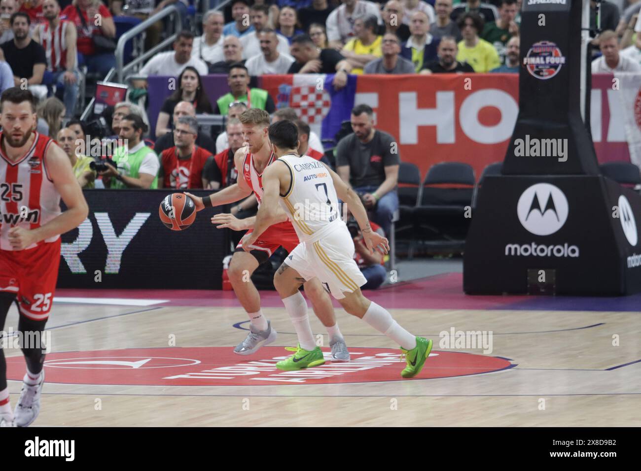 Berlino, Germania, 24 maggio, 2024. Thomas WalkUp e Facundo Campazzo in azione durante la partita tra Olympiakos e Real Madrid. Turkish Airlines Euroliga Final Four Berlin 2024. Crediti: Fabideciria/Alamy Live News Foto Stock