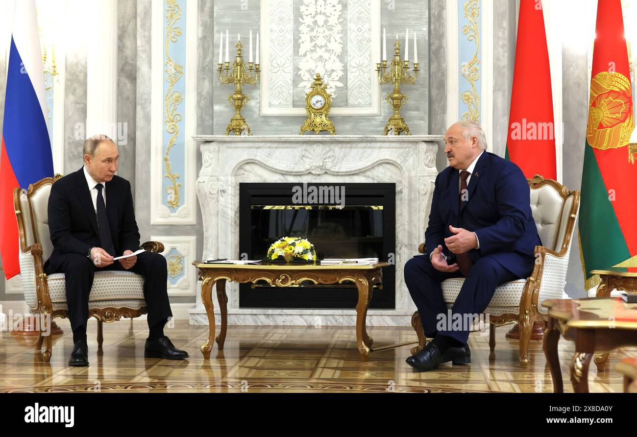 Minsk, Bielorussia. 24 maggio 2024. Il presidente russo Vladimir Putin, a sinistra, ascolta un commento del presidente bielorusso Alexander Lukashenko, a destra, prima di una riunione bilaterale presso il Palazzo dell'indipendenza, il 24 maggio 2024, a Minsk, Bielorussia. Crediti: Mikhail Metzel/piscina del Cremlino/Alamy Live News Foto Stock