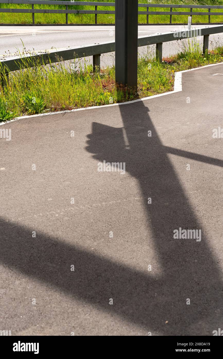Le ombre dei cartelli stradali rivelano ciò che è ancora lassù e che non può essere visto direttamente. Foto Stock