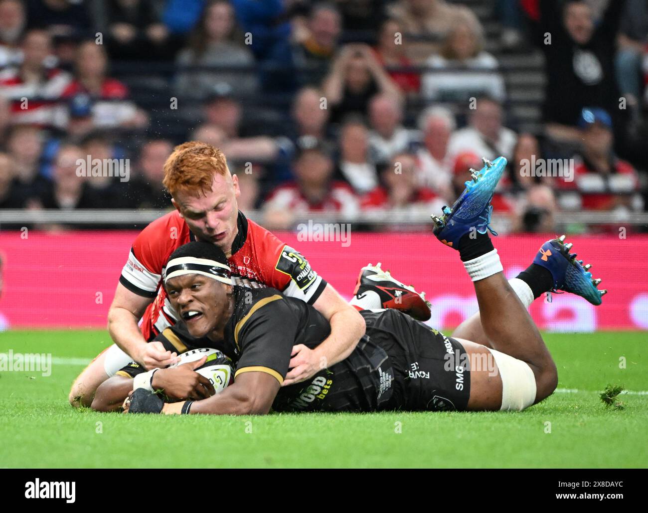 Tottenham Hotspur Stadium, Londra, Regno Unito. 24 maggio 2024. European Challenge Cup Rugby Final, Gloucester contro Hollywoodbet Sharks; Phepsi Buthelezi di Hollywoodbet Sharks segna una meta sotto pressione da Caolan Englefield di Gloucester al 27° minuto per il 8-3 a Sharks Credit: Action Plus Sports/Alamy Live News Foto Stock