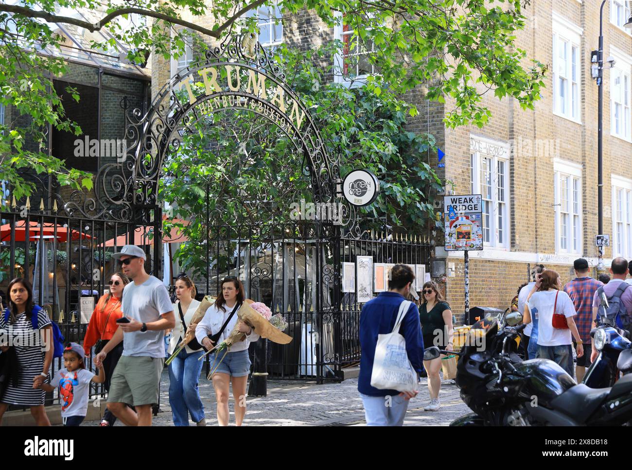 Ingresso al birrificio Truman, una volta il più grande birrificio del mondo, e ora in procinto di essere ampliato, nella vivace zona di Brick Lane, a est di Londra, Regno Unito Foto Stock