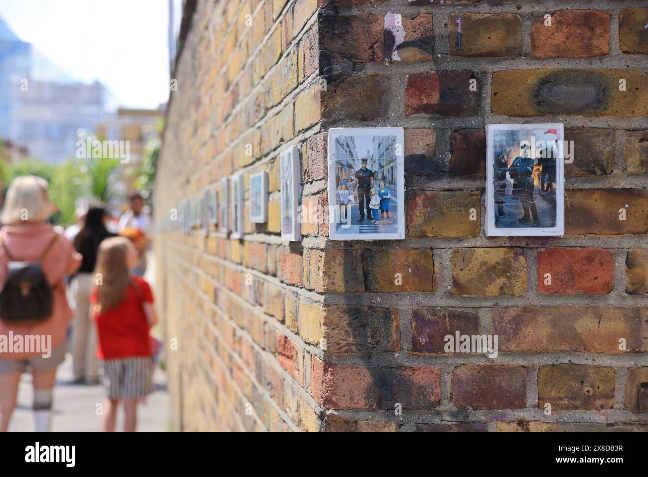 L'area colorata e vibrante di Brick Lane, il giorno del mercato della domenica, al sole dell'inizio dell'estate, a est di Londra, Regno Unito Foto Stock