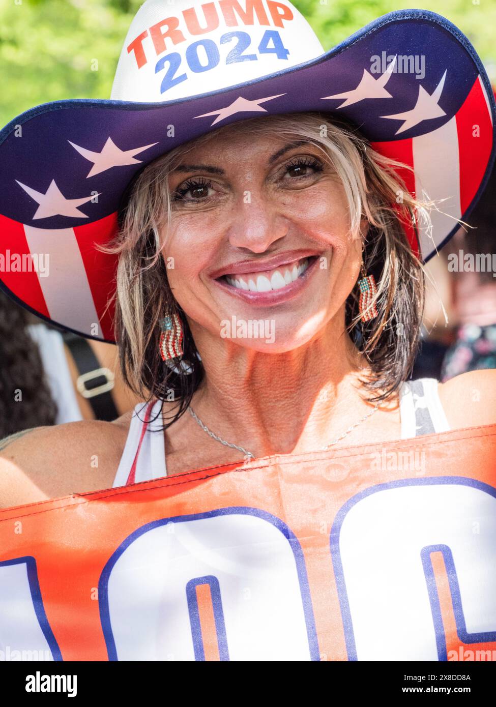 New York, New York, Stati Uniti. 23 maggio 2024. TINA FORTE, che si candida per i raduni congressuali al di fuori dell'evento, attira una grande folla. Al di fuori di un rally di Donald Trump nel Bronx, New York, mentre un permesso è stato rilasciato per 3.500 persone, diversi punti vendita stimano la presenza che va da 4.000 a 35.000, scatenando conversazioni a causa della discrepanza. Al di fuori dell'evento con biglietto c'erano personaggi di entrambe le parti, compresi i manifestanti. (Credit Image: © Carlos Chiossone/ZUMA Press Wire) SOLO PER USO EDITORIALE! Non per USO commerciale! Foto Stock