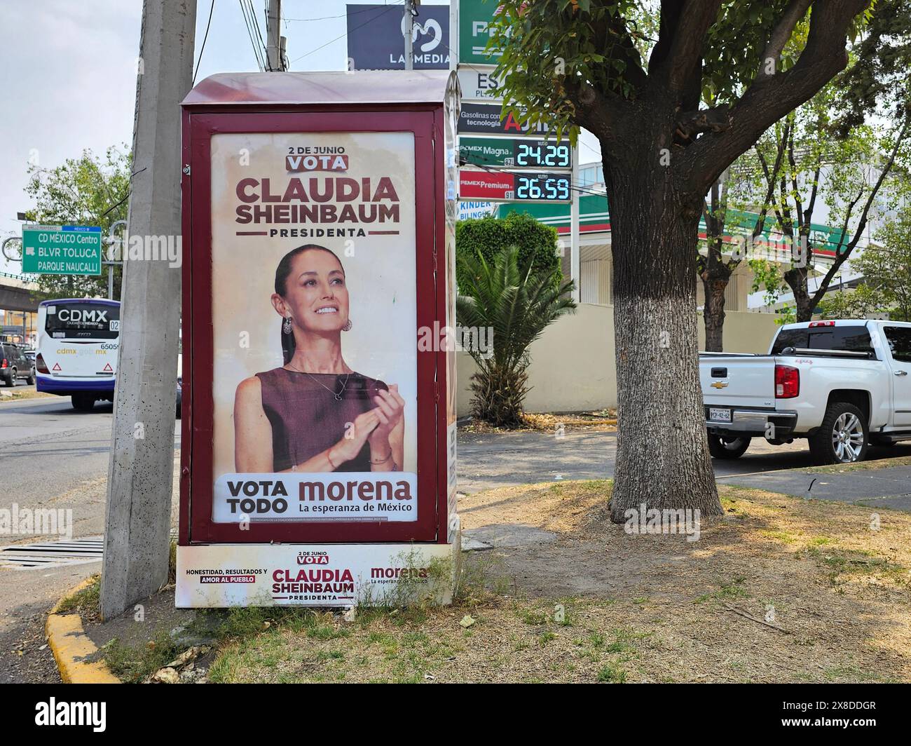 Città del Messico, Messico - 24 aprile 2024: Campagna politica presidenziale per le elezioni di giugno che mostra la candidata Claudia Sheinbaum per il Partito Morena Foto Stock