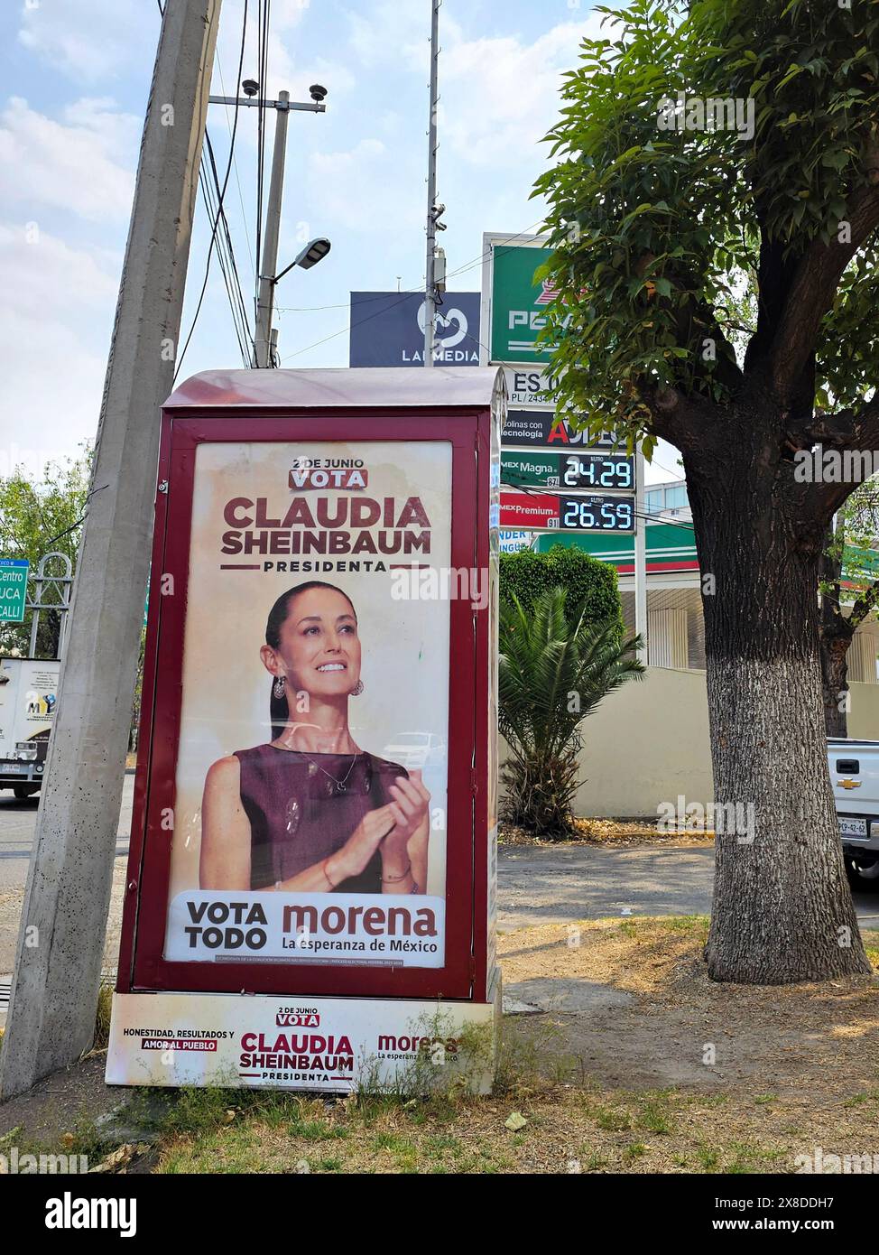 Città del Messico, Messico - 24 aprile 2024: Campagna politica presidenziale per le elezioni di giugno che mostra la candidata Claudia Sheinbaum per il Partito Morena Foto Stock