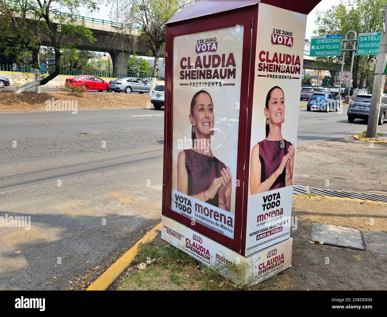 Città del Messico, Messico - 24 aprile 2024: Campagna politica presidenziale per le elezioni di giugno che mostra la candidata Claudia Sheinbaum per il Partito Morena Foto Stock