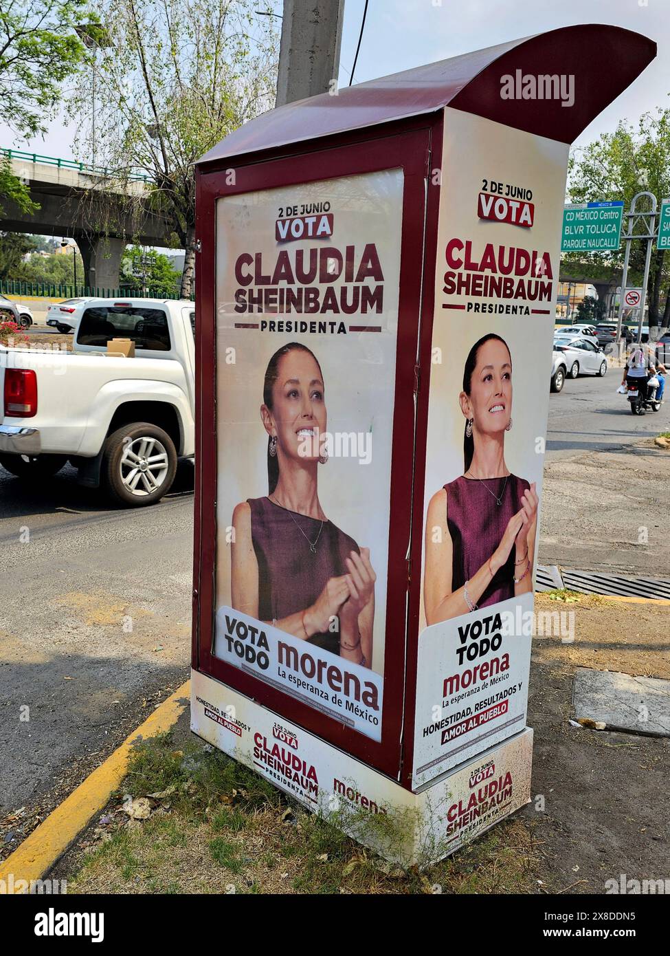 Città del Messico, Messico - 24 aprile 2024: Campagna politica presidenziale per le elezioni di giugno che mostra la candidata Claudia Sheinbaum per il Partito Morena Foto Stock