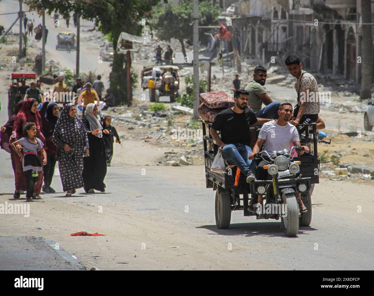 (240524) -- GAZA, 24 maggio 2024 (Xinhua) -- i palestinesi in fuga da Jabalia nella Striscia di Gaza settentrionale arrivano a Gaza City, il 24 maggio 2024. Giovedì scorso, la radio Kan di Stato israeliana ha riferito che l'esercito israeliano ha continuato le sue operazioni di terra nella città più meridionale di Rafah, nel Gazan, nonché a Jabalia e Beit Hanoun nella parte settentrionale di Gaza, durante le quali l'esercito ha ucciso diversi "terroristi", ha eliminato le cellule ostili, e sequestrò molte armi e piattaforme di lancio di razzi. Il bilancio palestinese delle vittime degli attacchi israeliani in corso nella Striscia di Gaza è salito a 35.857, autorità sanitarie di Gaza Foto Stock