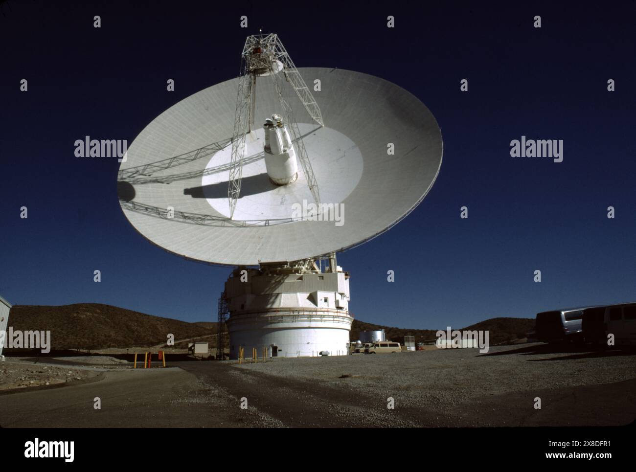 Fort Irwin, CALIFORNIA, U.S.A. circa 1984. Il Goldstone Deep Space Communications Complex (GDSCC), comunemente chiamato Goldstone Observatory, si trova a Fort Irwin, nello stato della California. Gestito dal Jet Propulsion Laboratory (JPL) della NASA, per tracciare e comunicare con le missioni spaziali interplanetarie. Prende il nome da Goldstone, California, una vicina città fantasma per l'estrazione dell'oro. La più grande, un'antenna Cassegrain di 70 metri (230 piedi), è utilizzata per la comunicazione con le missioni spaziali verso i pianeti esterni, come la navicella spaziale Voyager. Foto Stock