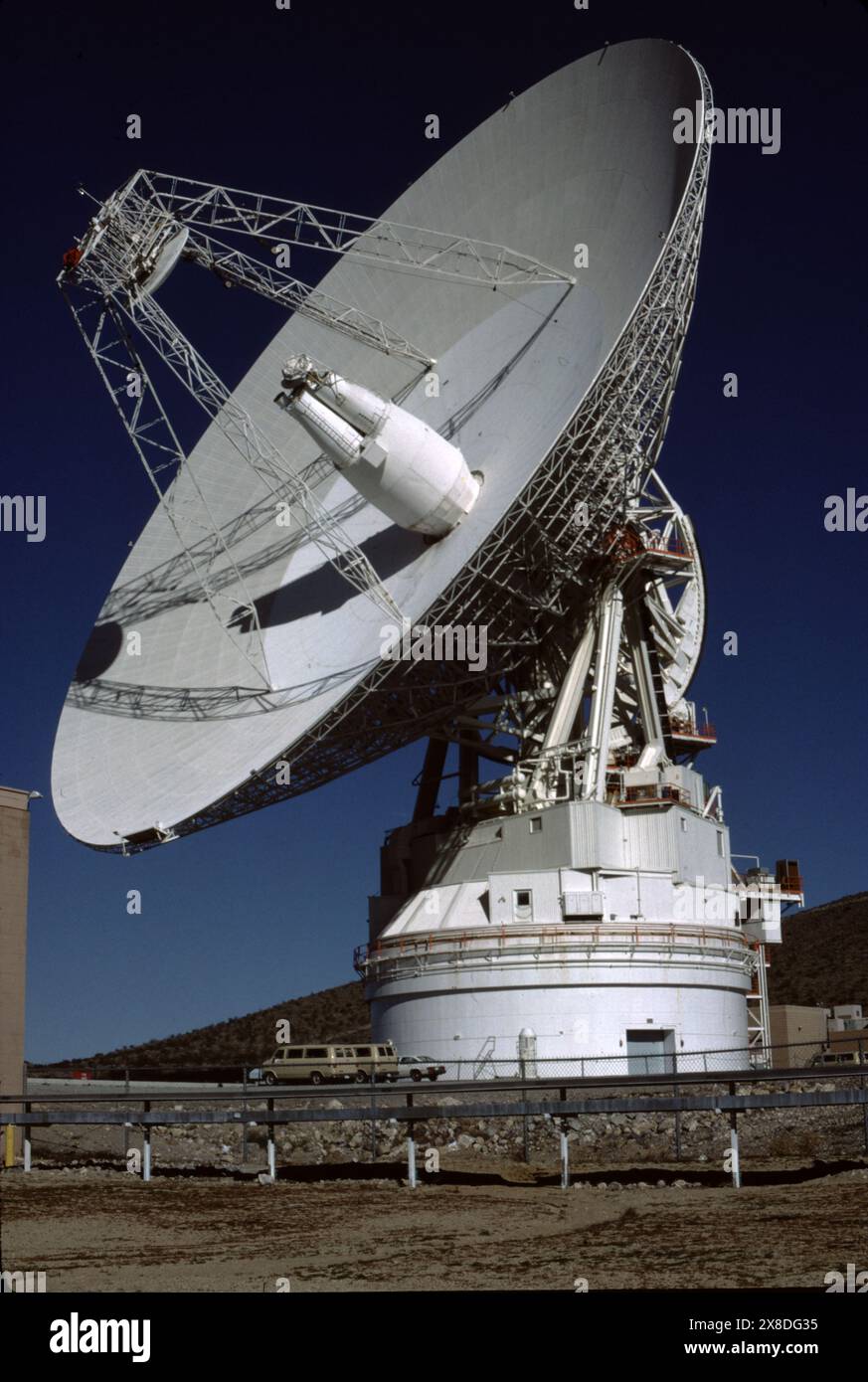 Fort Irwin, CALIFORNIA, U.S.A. circa 1984. Il Goldstone Deep Space Communications Complex (GDSCC), comunemente chiamato Goldstone Observatory, si trova a Fort Irwin, nello stato della California. Gestito dal Jet Propulsion Laboratory (JPL) della NASA, per tracciare e comunicare con le missioni spaziali interplanetarie. Prende il nome da Goldstone, California, una vicina città fantasma per l'estrazione dell'oro. La più grande, un'antenna Cassegrain di 70 metri (230 piedi), è utilizzata per la comunicazione con le missioni spaziali verso i pianeti esterni, come la navicella spaziale Voyager. Foto Stock