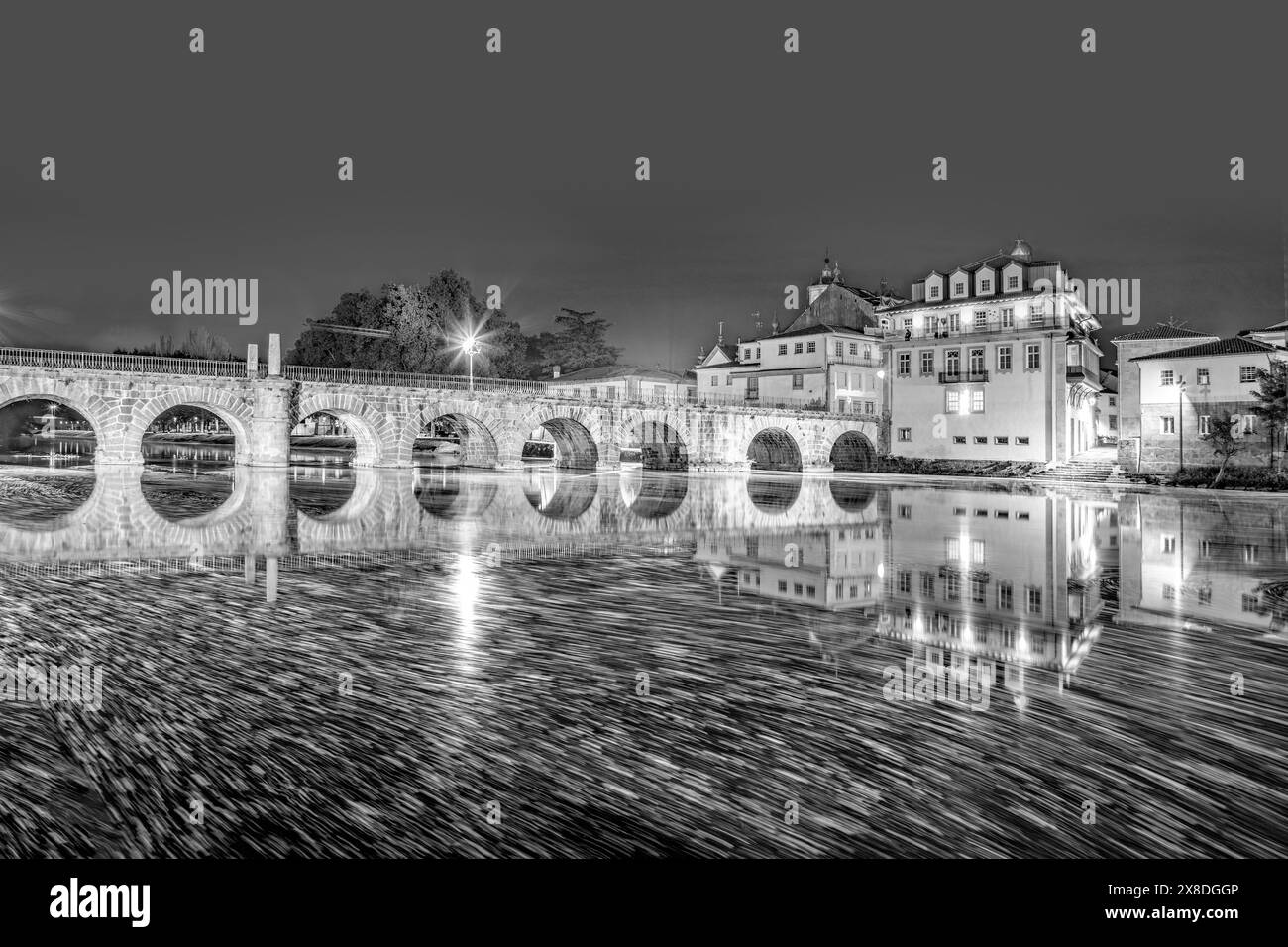 Ponte de Trajano si riflette sul fiume Tamega a Chaves, Portogallo. Foto Stock