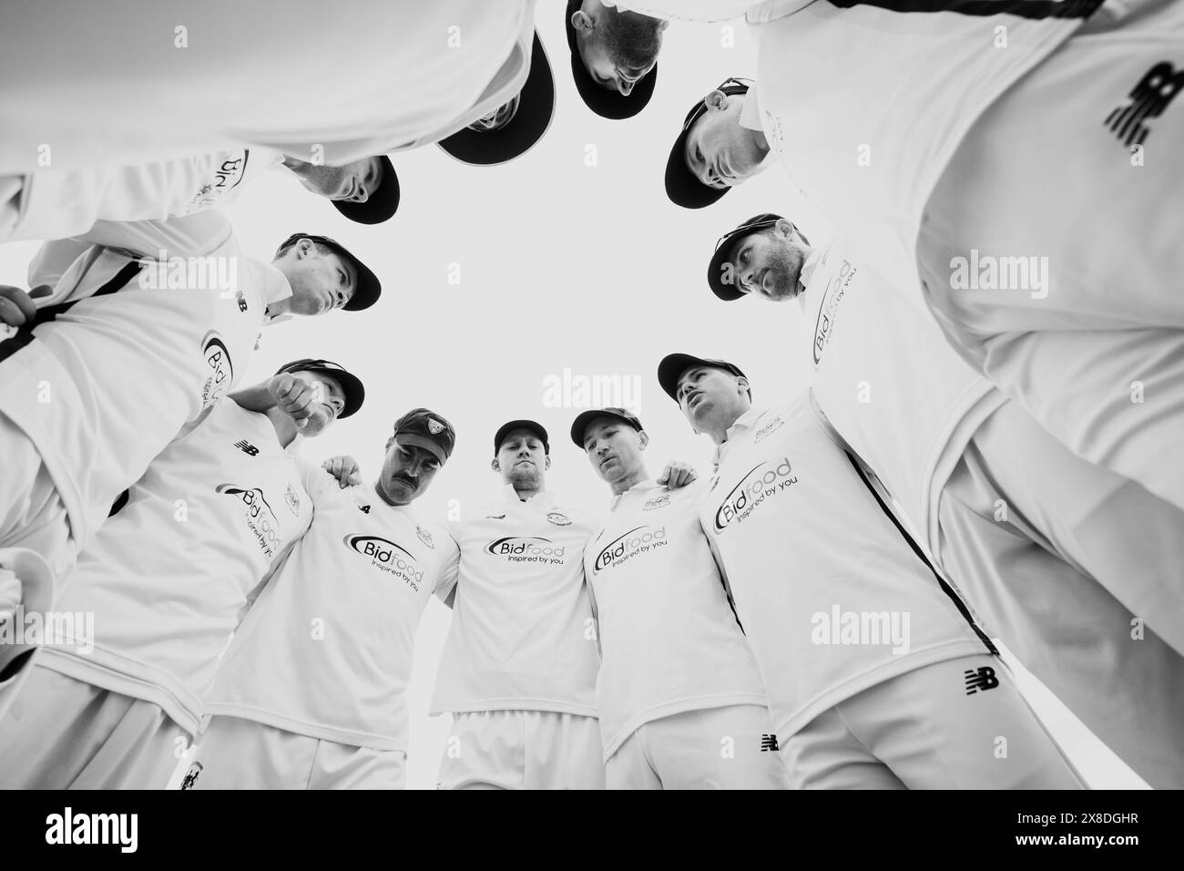 Bristol, Regno Unito, 24 maggio 2024. Gloucestershire si accomoda durante il Vitality County Championship match tra Gloucestershire e Derbyshire. Crediti: Robbie Stephenson/Gloucestershire Cricket/Alamy Live News Foto Stock