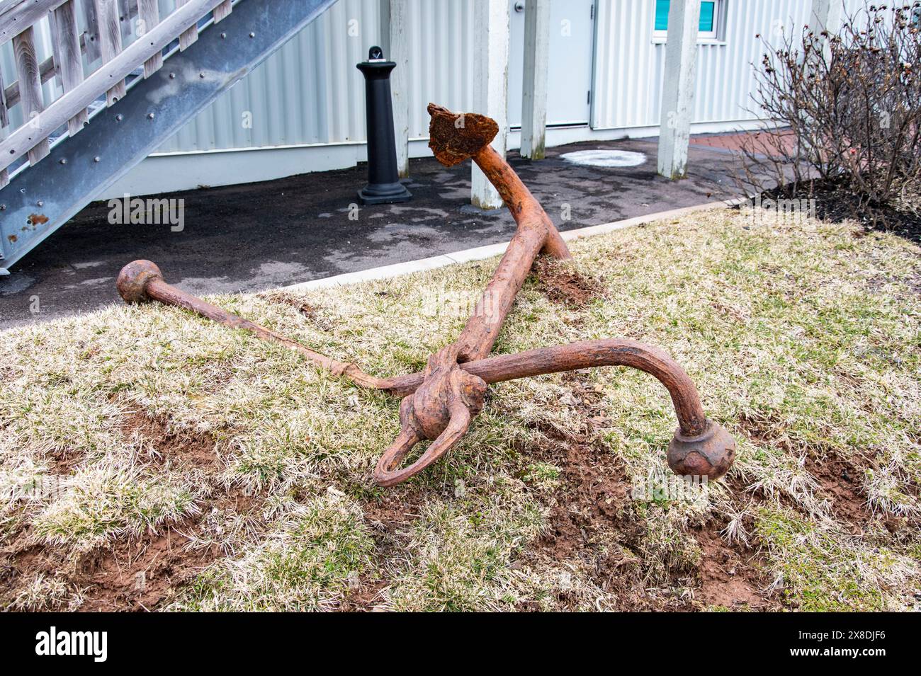 L'ancora dell'Ammiragliato Rusty espone al molo di Charlottetown, Isola del Principe Edoardo, Canada Foto Stock