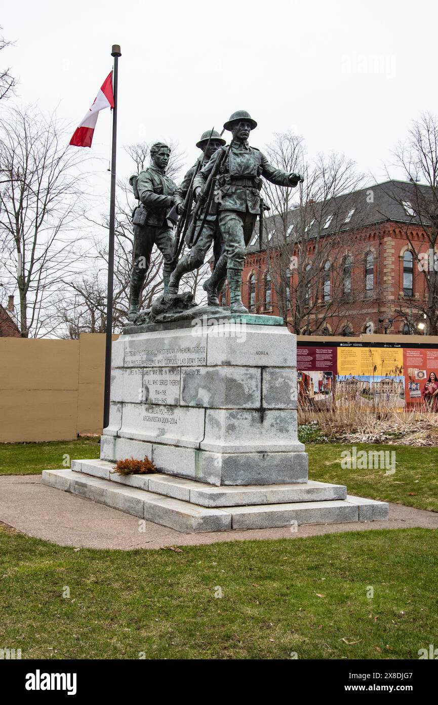 Statua del giorno della memoria in onore di coloro che vi hanno servito nel centro di Charlottetown, Prince Edward Island, Canada Foto Stock