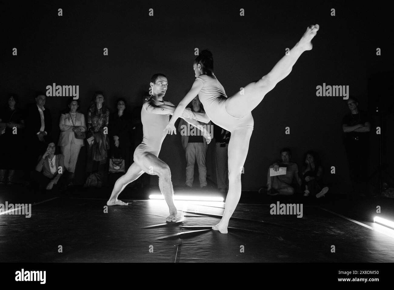 Madrid, Spagna. 24 maggio 2024. I ballerini della compagnia italiana Aterballetto si esibiscono durante la presentazione di "Italia Danza" alla Royal Collections Gallery di Madrid. 24 maggio 2024 Spagna credito: SIPA USA/Alamy Live News Foto Stock