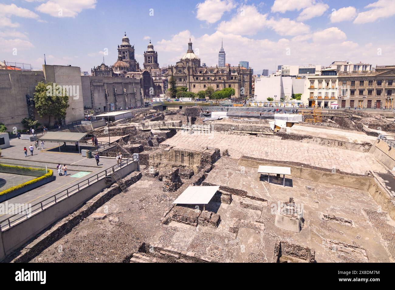 Vista delle rovine di Tenochtitlan, la città azteca del XV secolo su cui è costruita città del Messico, esposta al Templo Mayor Museum di città del Messico Foto Stock