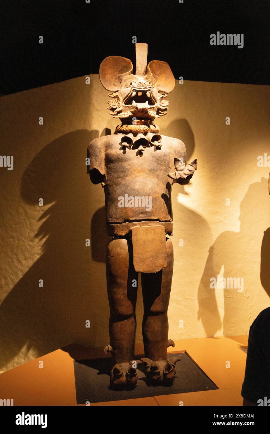 Il Dio pipipistrello azteco, (Dios Murcielago), relativo al sacrificio umano per decapitazione o rimozione del cuore. Scultura in ceramica del XV secolo, Templo Mayor, Messico Foto Stock