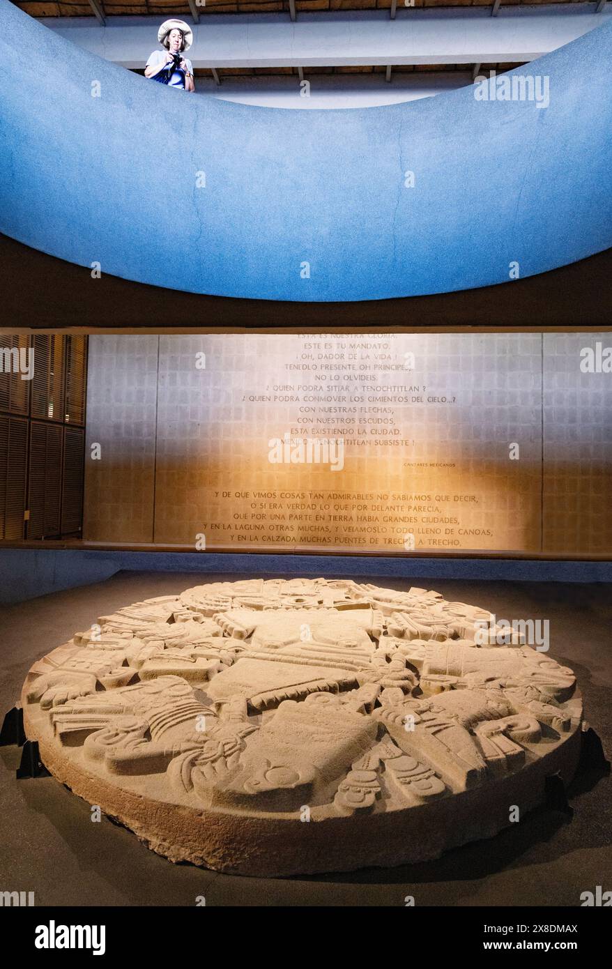 Turismo messicano. Un visitatore che guarda la scultura azteca in pietra del morto Coyolxauhqui, la Dea della Luna, Tenochtitlan, Templo Mayor, città del Messico Foto Stock