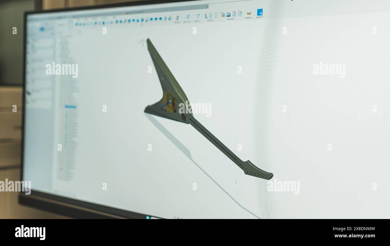 Lavorando al modello di chitarra elettrica triangolare sul computer, prototipo di modello 3D. Foto di alta qualità Foto Stock