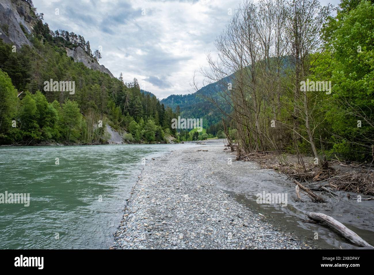 Camminando attraverso il Rheinschlucht vicino a Flims nel Canton Grison Foto Stock