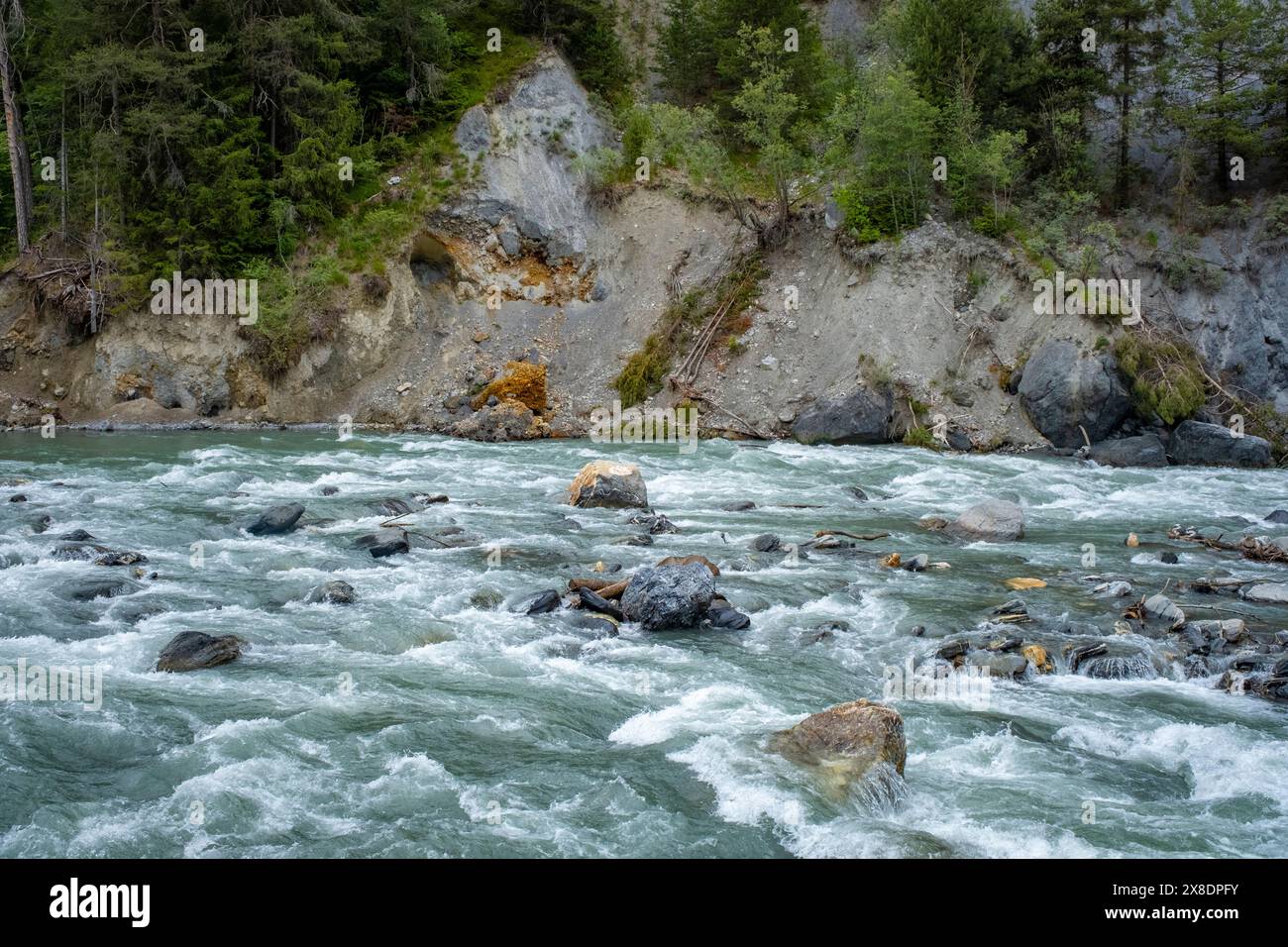 Camminando attraverso il Rheinschlucht vicino a Flims nel Canton Grison Foto Stock