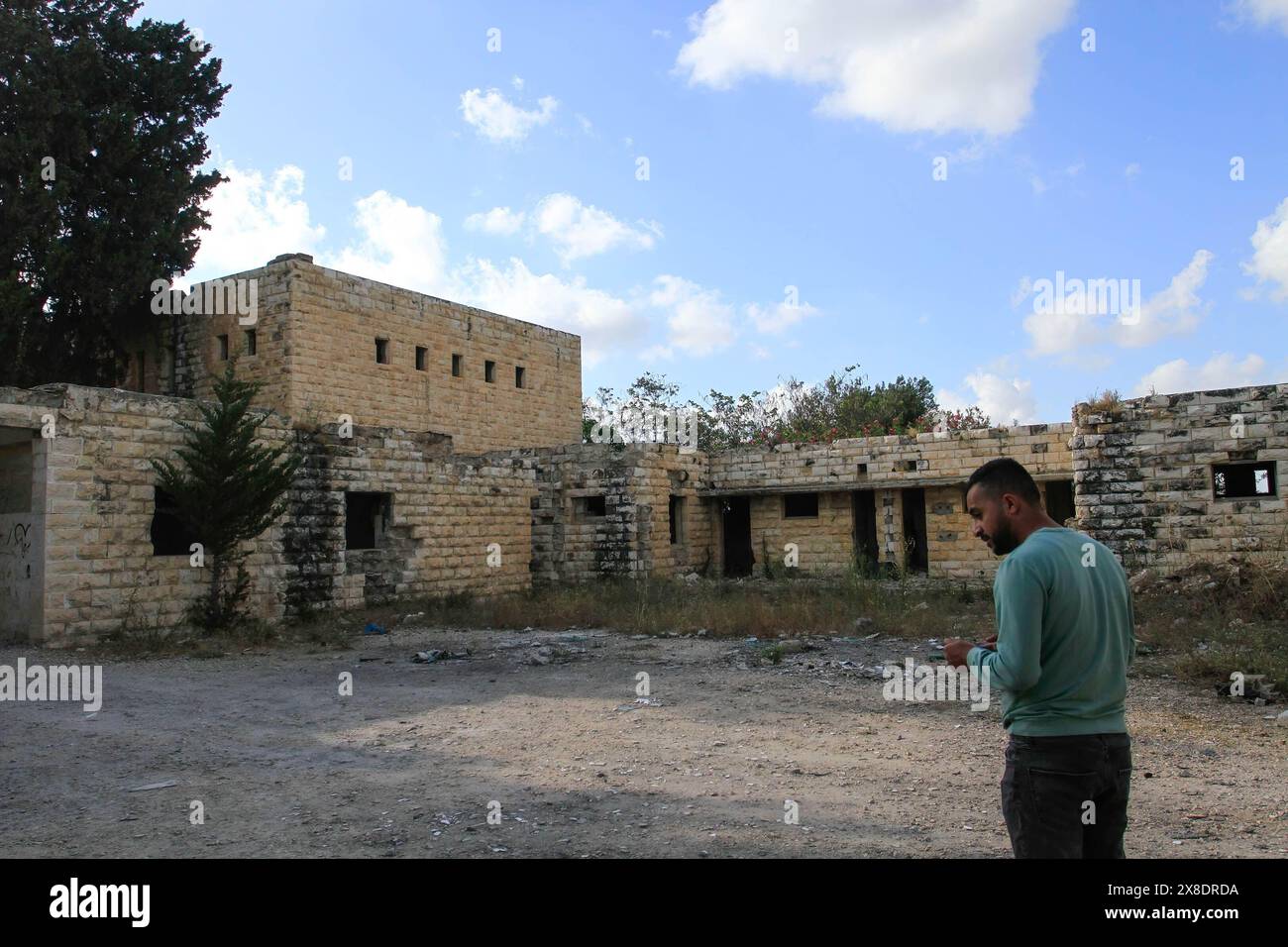 Jenin, Cisgiordania, Palestina. 24 maggio 2024. Case in cui le persone sono state evacuate nel 2005 nell'insediamento israeliano di Tarsala dopo la decisione del governo israeliano di separarsi dall'Autorità palestinese e restituire la popolazione degli insediamenti ebraici a quattro insediamenti nella Cisgiordania settentrionale. Sono stati evacuati in linea con gli accordi israelo-palestinese del 2005, quando il governo israeliano ha deciso di ritirarsi da quattro insediamenti nella Cisgiordania settentrionale. (Immagine di credito: © Nasser Ishtayeh/SOPA Images via ZUMA Press Wire) SOLO PER USO EDITORIALE! Non per USO commerciale! Crediti: ZUMA Pres Foto Stock