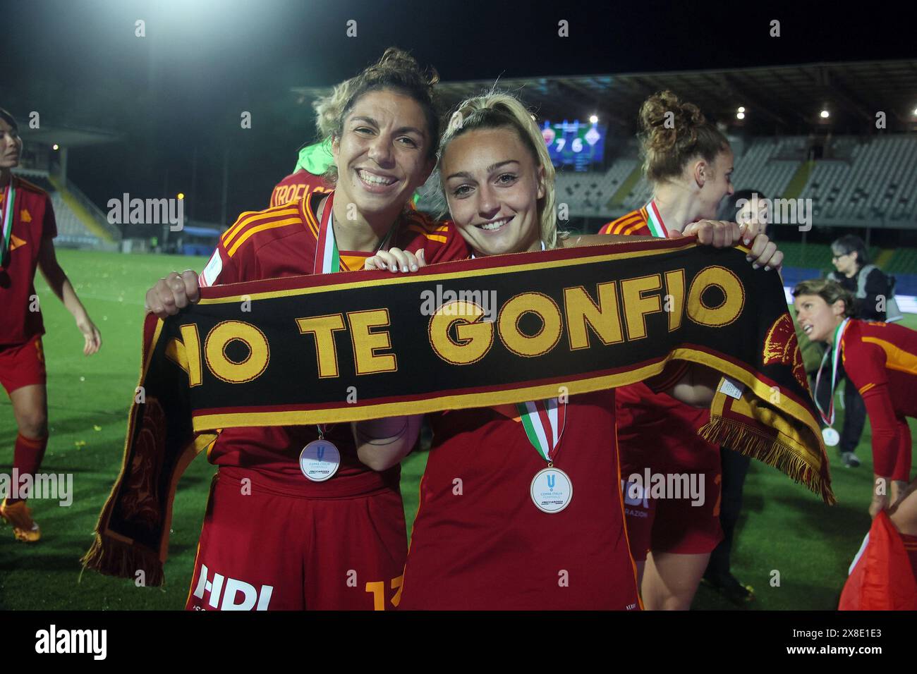 Cesena, Italia. 25 maggio 2024. La squadra femminile della Roma festeggia la vittoria della finale della Frecciarossa Women's Italian Cup 2023/2024 tra Roma e Fiorentina femminile allo stadio Dino Manuzzi di Cesena, Italia settentrionale, venerdì 24 maggio, 2024. sport - calcio - (foto Michele Nucci credito: LaPresse/Alamy Live News Foto Stock