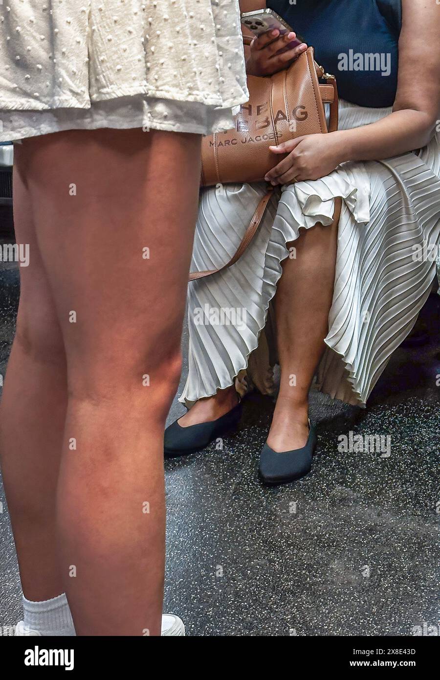 Due coppie di gambe sui mezzi pubblici Foto Stock