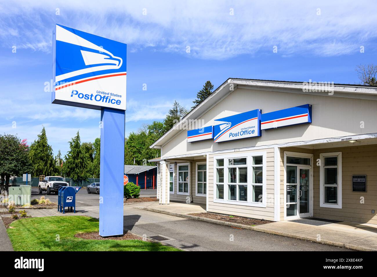 Estacada, OREGON, USA - 24 aprile 2024; segnale e edificio dell'ufficio postale principale a Estacada, Oregon Foto Stock