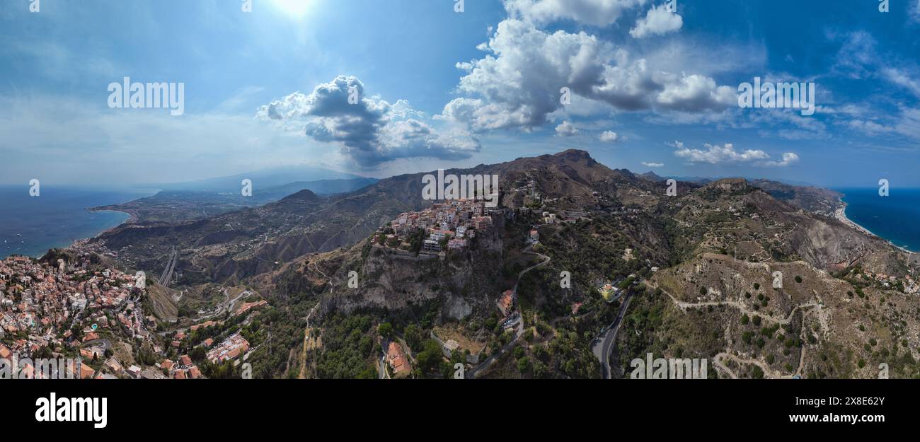 Spettacolari vedute aeree di Taormina e Castelmola, villaggi medievali in Sicilia, Italia Foto Stock