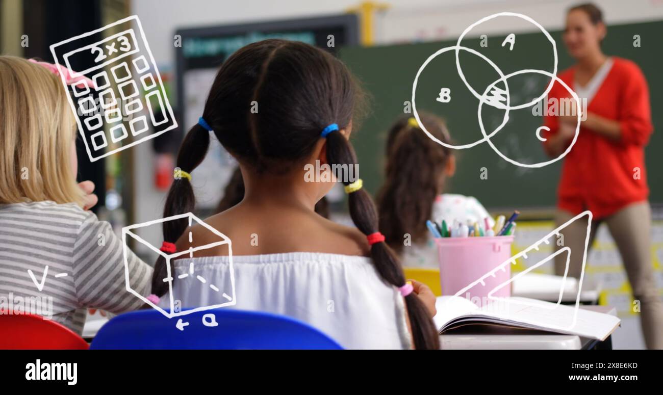 Immagine di oggetti scolastici su insegnante donna caucasica felice e alunni diversi Foto Stock