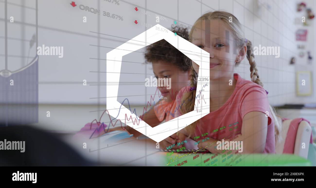 Immagine di forme bianche ed elaborazione dei dati su scolari diversi Foto Stock