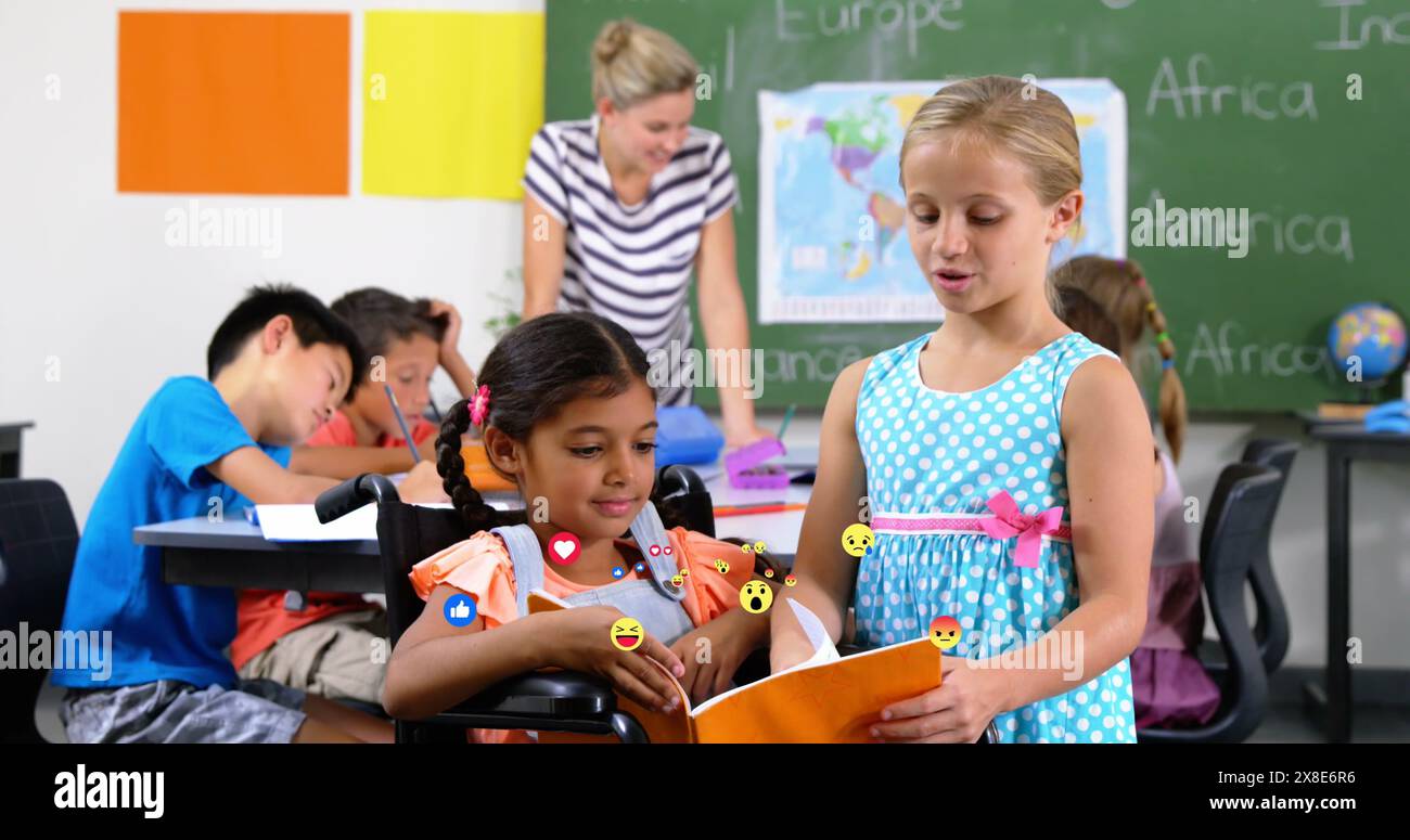La classe scolastica mostra diversi gruppi di amici che condividono libri Foto Stock