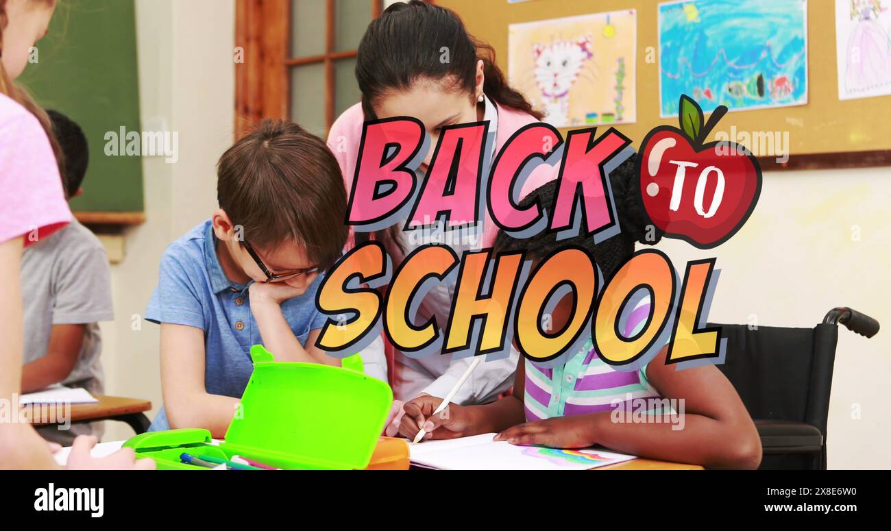 Immagine di Back to School su felice insegnante caucasica e diverse alunne Foto Stock