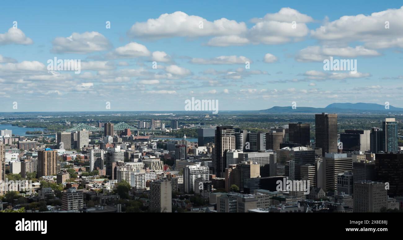 Immagine di più icone digitali sopra la vista aerea del paesaggio urbano contro il cielo blu Foto Stock