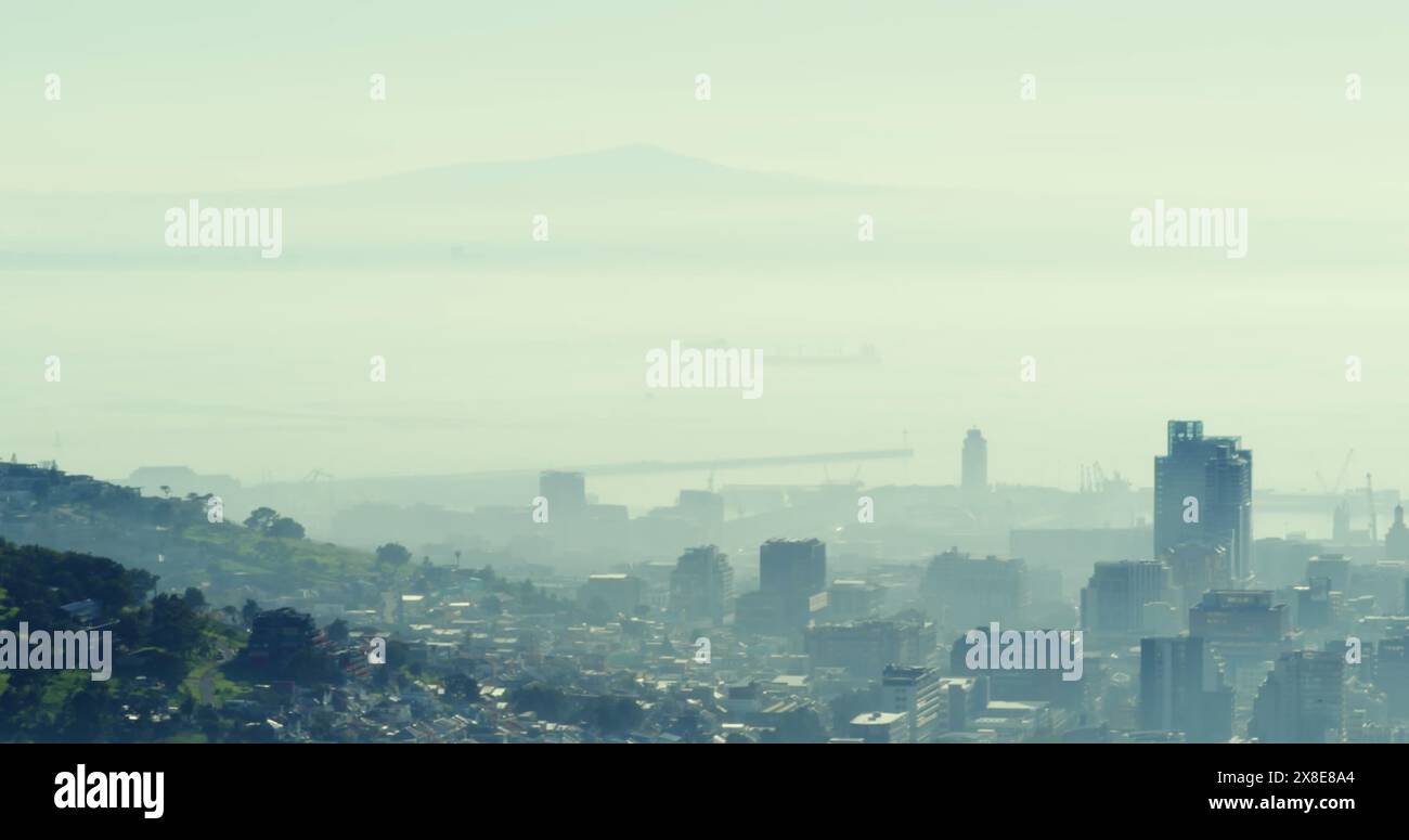 Immagine di più icone sopra la vista aerea del paesaggio urbano moderno contro il cielo nuvoloso Foto Stock