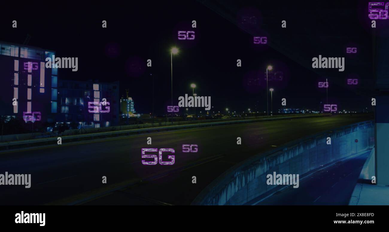 Immagine di testi da 5 g in time-lapse di veicoli in movimento su strada sullo sfondo Foto Stock