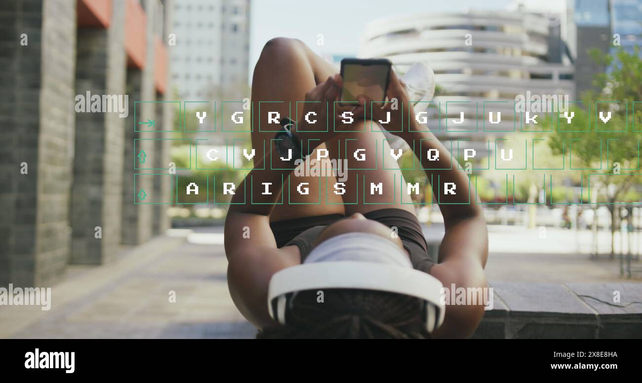 Immagine dell'elaborazione dei dati su una donna afroamericana che utilizza lo smartphone durante la corsa in città Foto Stock