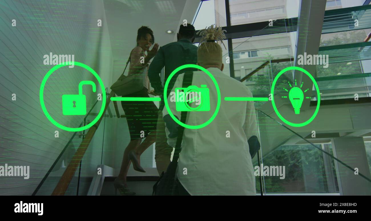 Immagine di icone collegate a linee, colleghi diversi che condividono idee mentre si arrampicano sulle scale Foto Stock