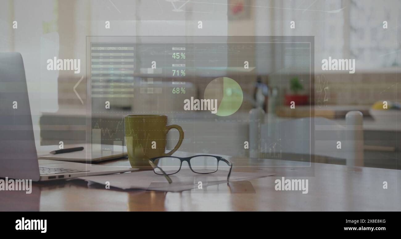 Immagine dell'interfaccia con l'elaborazione dei dati da vicino di laptop, bicchieri e tazze da caffè a casa Foto Stock