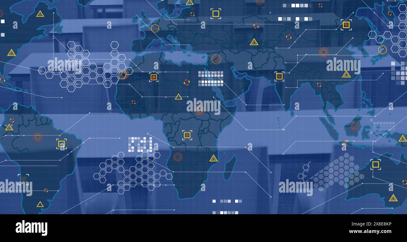 Immagine dell'elaborazione dei dati con mappa mondiale su scrivanie vuote in ufficio Foto Stock