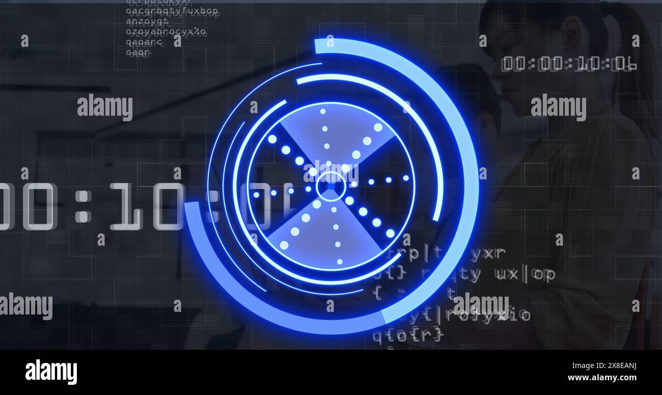 Immagine della scansione dell'ambito e dei dati su diversi dipendenti aziendali in ufficio Foto Stock