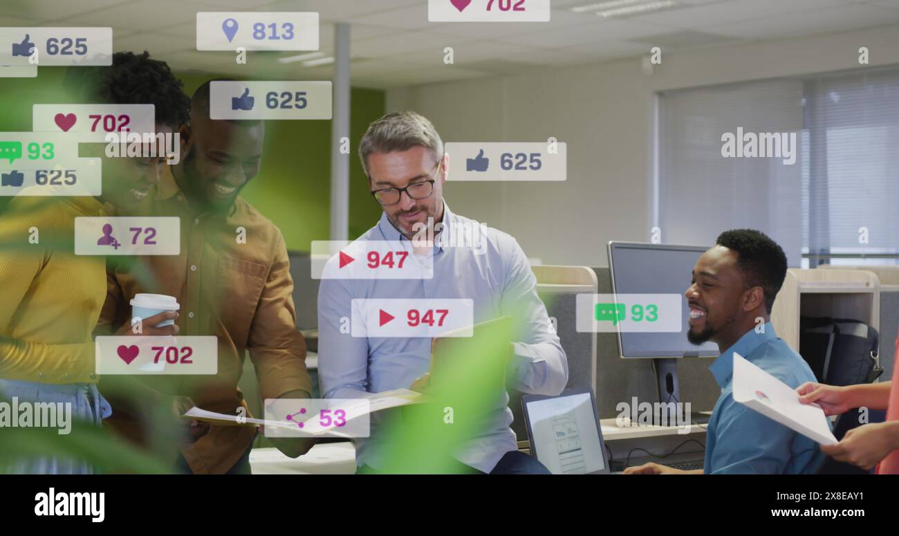 Immagine di barre di notifica su diversi colleghi che utilizzano un tablet, sorridono e parlano in ufficio Foto Stock