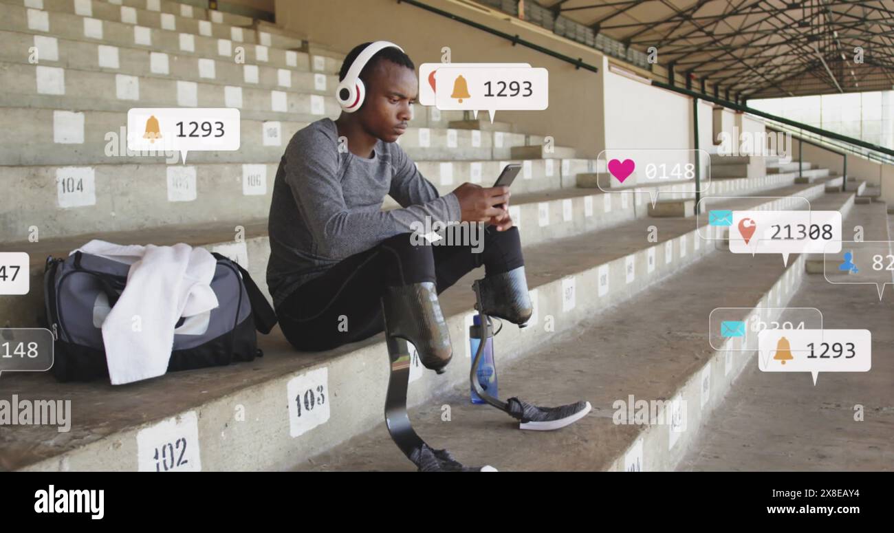 Immagine di barre di notifica, atleta afroamericano che ascolta musica e utilizza lo smartphone Foto Stock