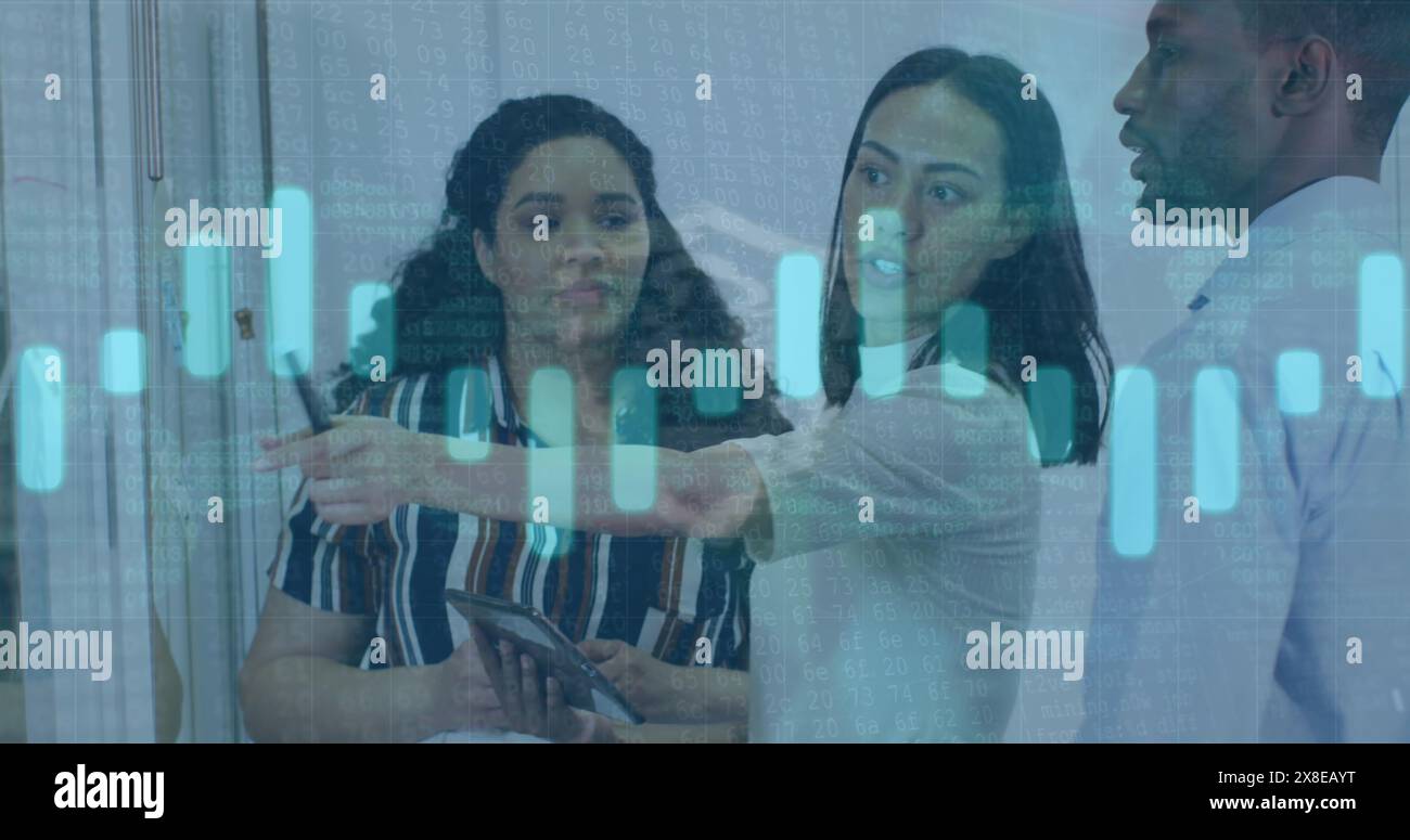 Immagine di un grafico su diversi colleghi che discutono della strategia sulla lavagna bianca in ufficio Foto Stock