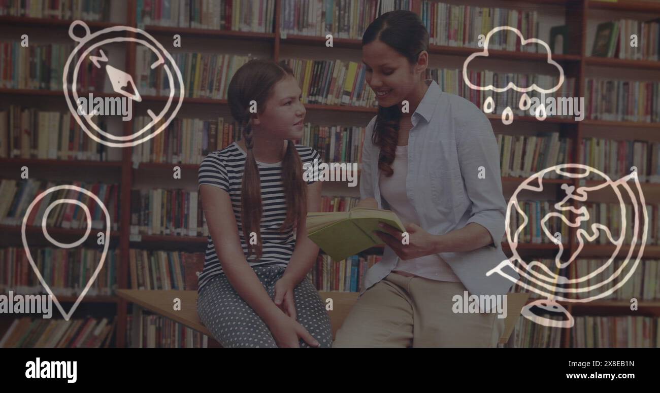 Insegnante ispanica e studente caucasico, leggono insieme, sorridono Foto Stock