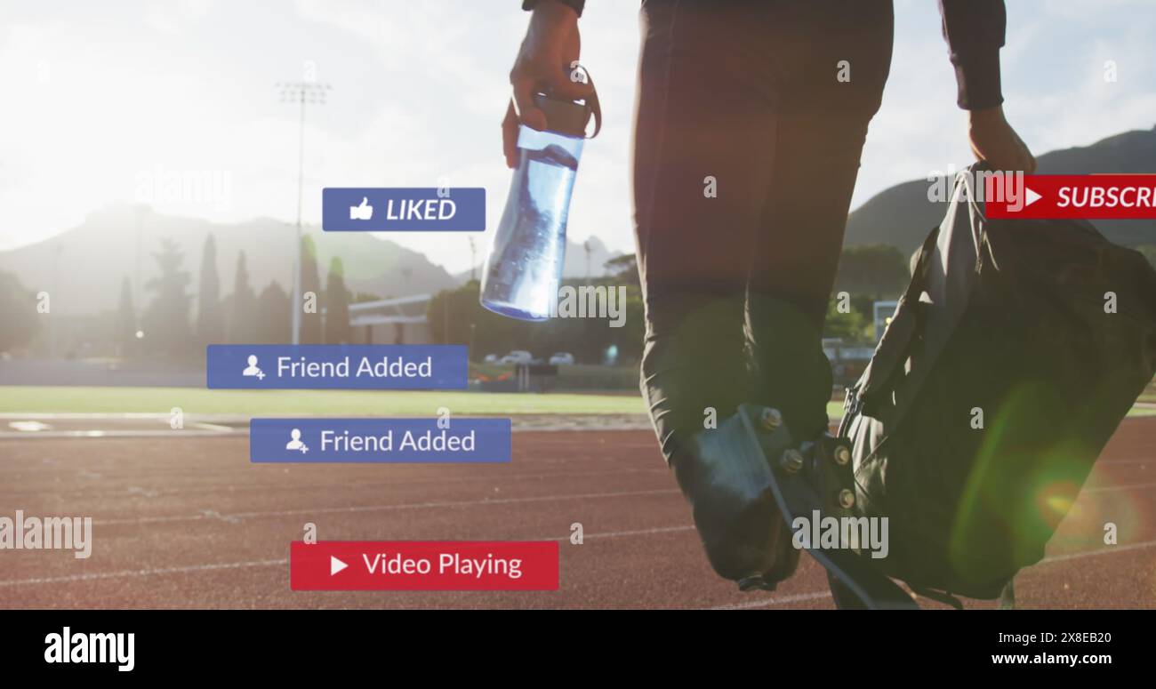 Immagine di barre di notifica, atleta birazziale che cammina in pista con bottiglia d'acqua e borsa Foto Stock